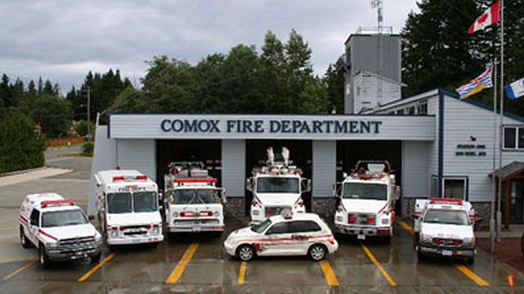 Comox firefighters donate another AED