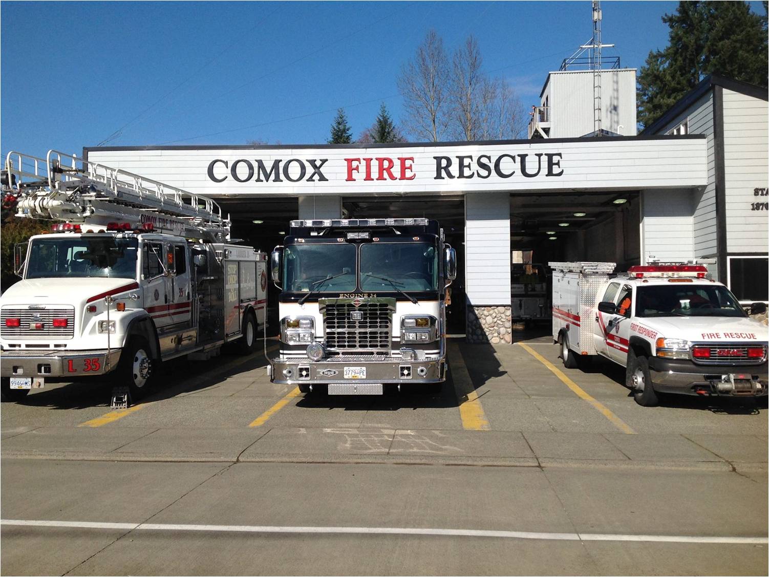 Comox crews battle late night structure fire