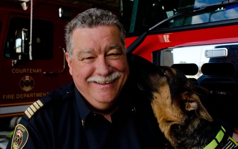Courtenay fire chief welcomes therapy dog