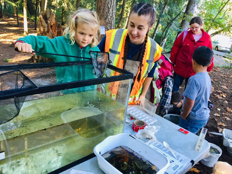École Puntledge Park celebrates salmon