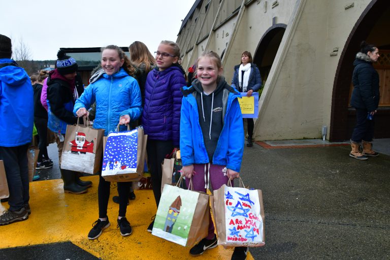 Comox Valley students deliver bags of love to those in need