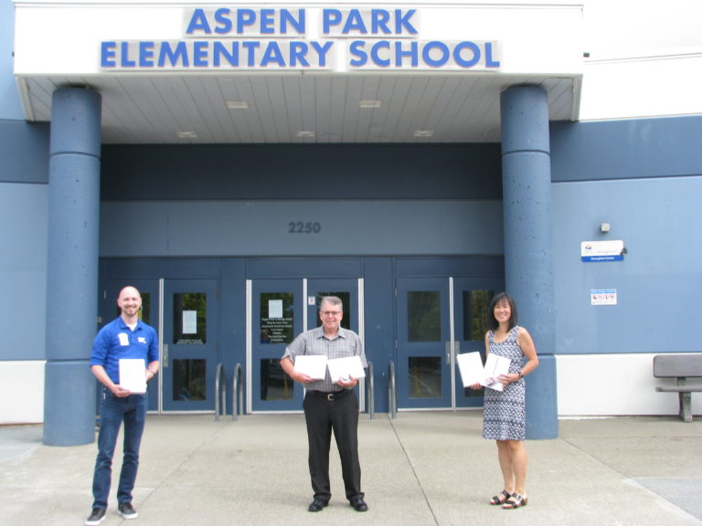 Comox elementary school receives new iPads thanks to local Best Buy