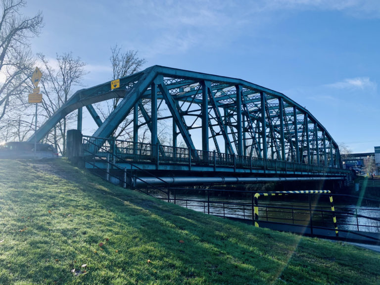 Courtenay reminding drivers to follow speed signs near 5th Street Bridge