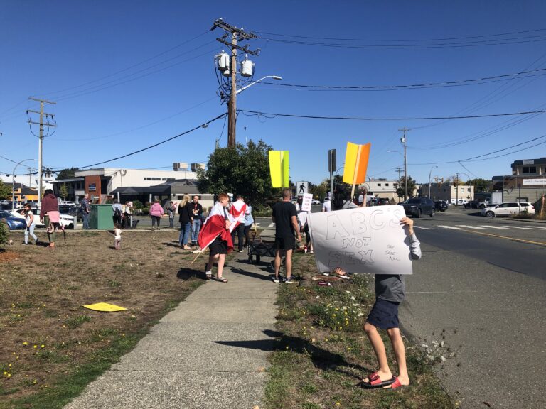 Anti-SOGI protest, rally for trans youth held in Courtenay