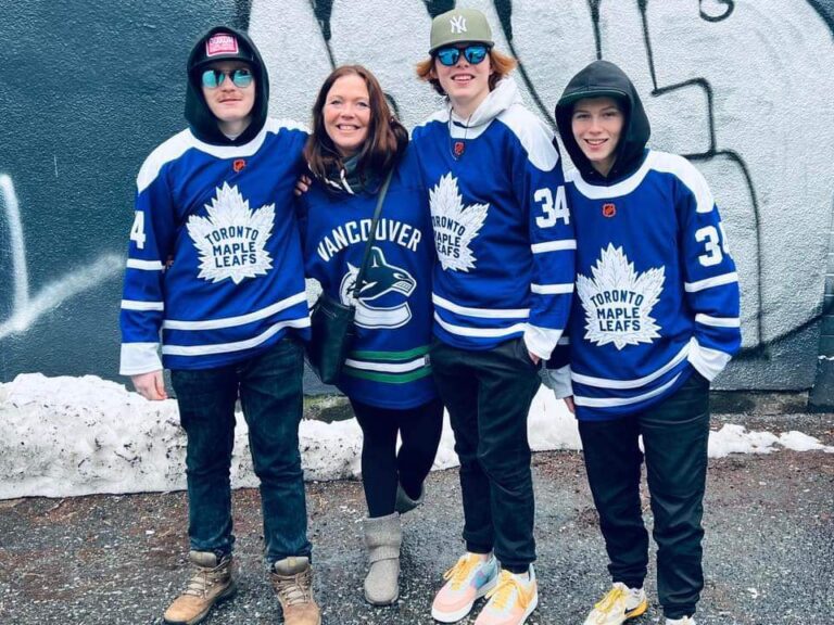 Community rallies behind quintessential hockey mom with terminal cancer