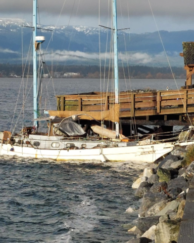 End of Comox pier closed for now because of drifted boat