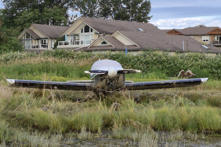 Nobody hurt after airplanes fails to take off from Comox beach